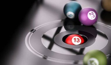 Aplikasi danamax di layar ponsel menampilkan studio kasino langsung dengan dealer profesional